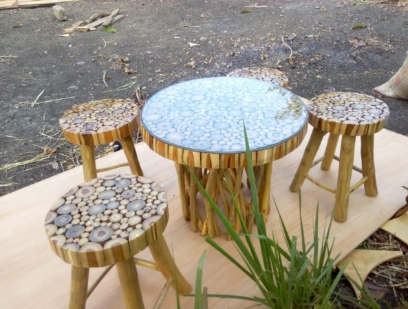 kursi unik dari kayu bekas